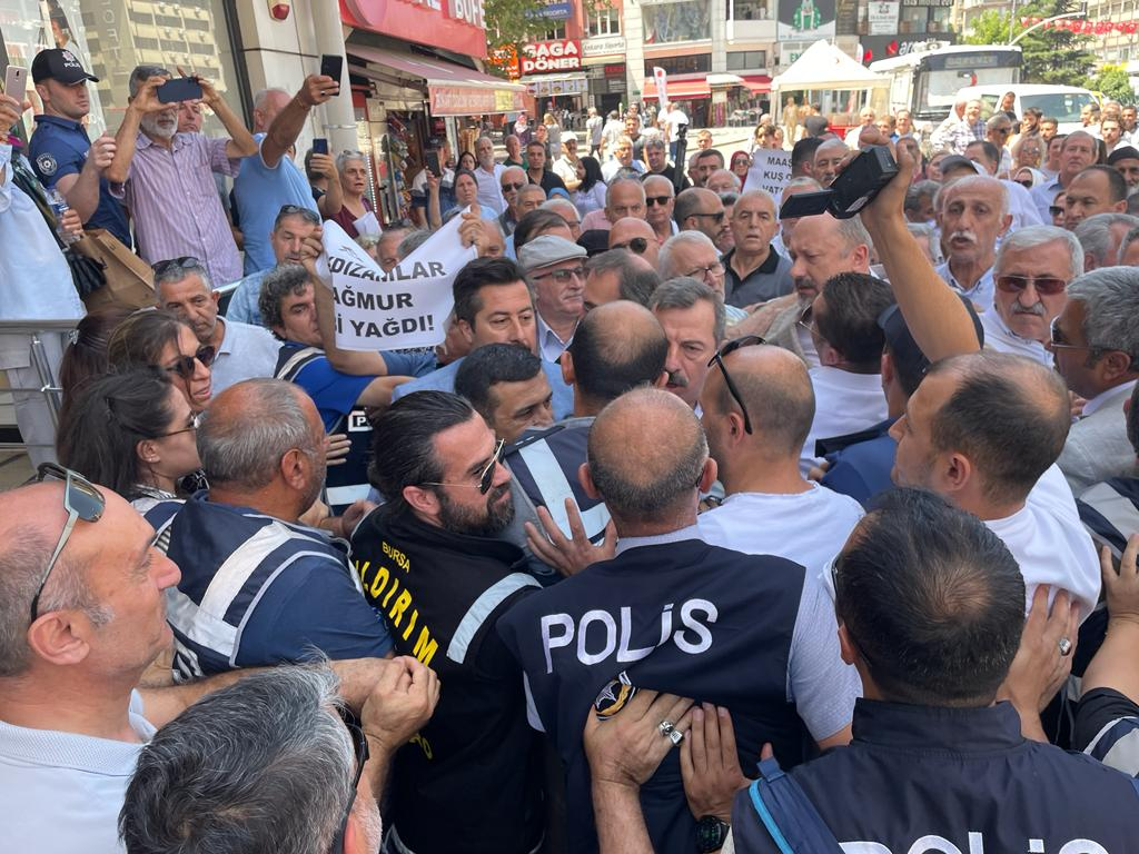 BURSA’DA BENZİN BİDONLU PROTESTODA ARBEDE YAŞANDI