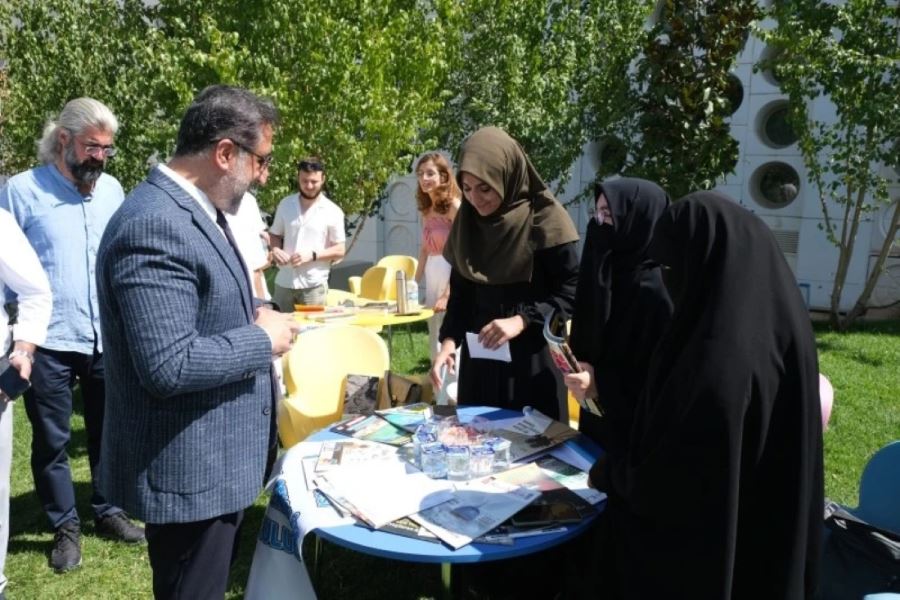 Mardin Artuklu Üniversitesi Rektörü  Gençlerin YKS Sonuç Heyecanına Ortak Oldu