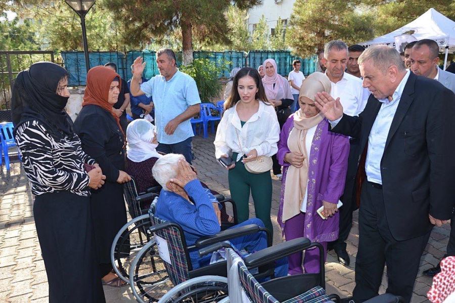 Başkan Şahin’den özel bireylere tekerlekli sandalye desteği