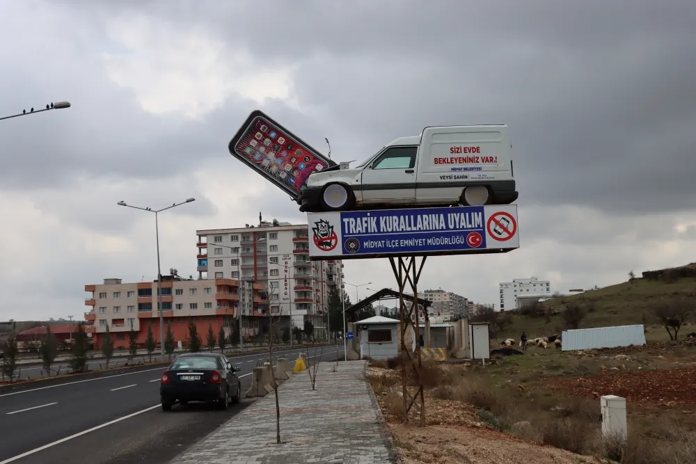 MİDYAT İLÇESİNDE TRAFİK KAZALARINI AZALTMAK İÇİN İLGİNÇ UYGULAMA