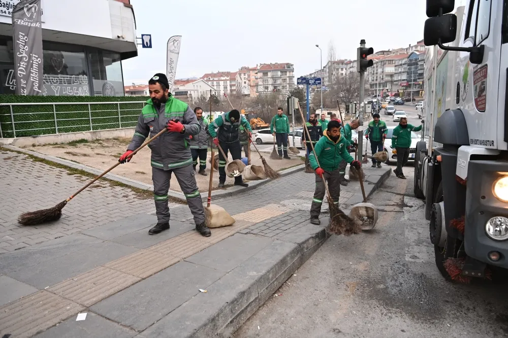 MAMAK BELEDİYESİ EKİPLERİNDEN  2 MAHALLEDE DETAYLI TEMİZLİK