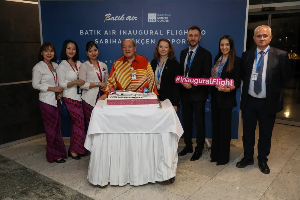 Kuala Lumpur-Sabiha Gökçen seferini yapan ilk uçak Havalimanı’nda törenle karşılandı