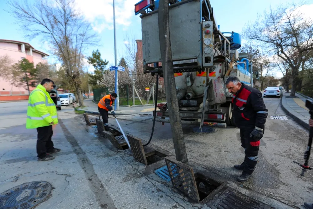 ASKİ BAŞKENT GENELİNDE IZGARALAR VE SEL KAPANLARINI TEMİZLİYOR