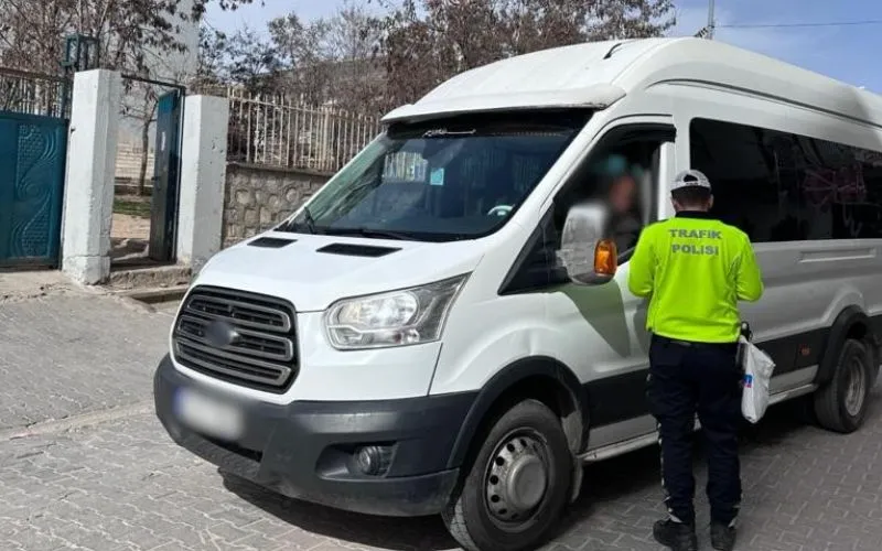 Mardin’de Polis Ekipleri Tarafından Okul Çevreleri ve Servis Araçları Denetlendi