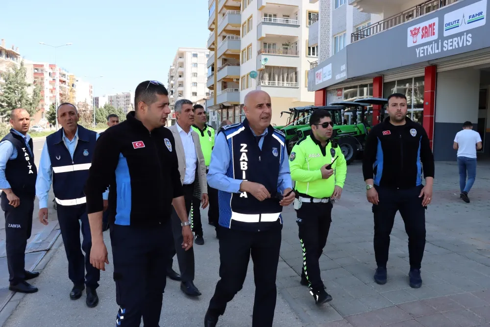 Midyat İlçesinde Kaldırıma park eden sürücülere uyarı  