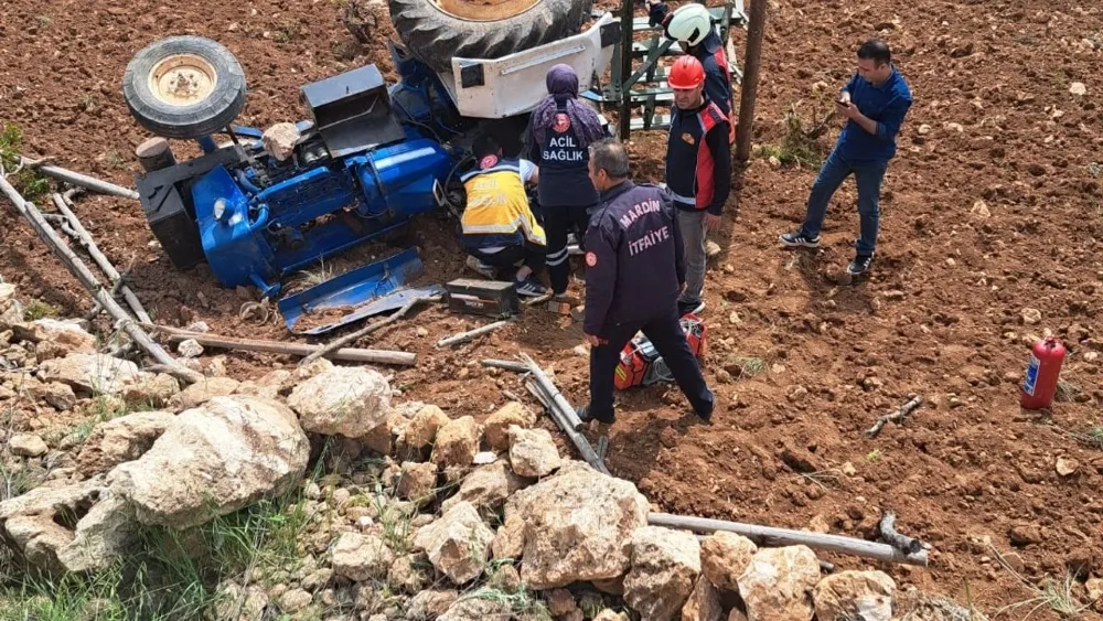 MİDYAT İLÇESİNDE DEVRİLEN TRAKTÖRÜN ALTINDA KALAN SÜRÜCÜ HAYATINI KAYBETTİ