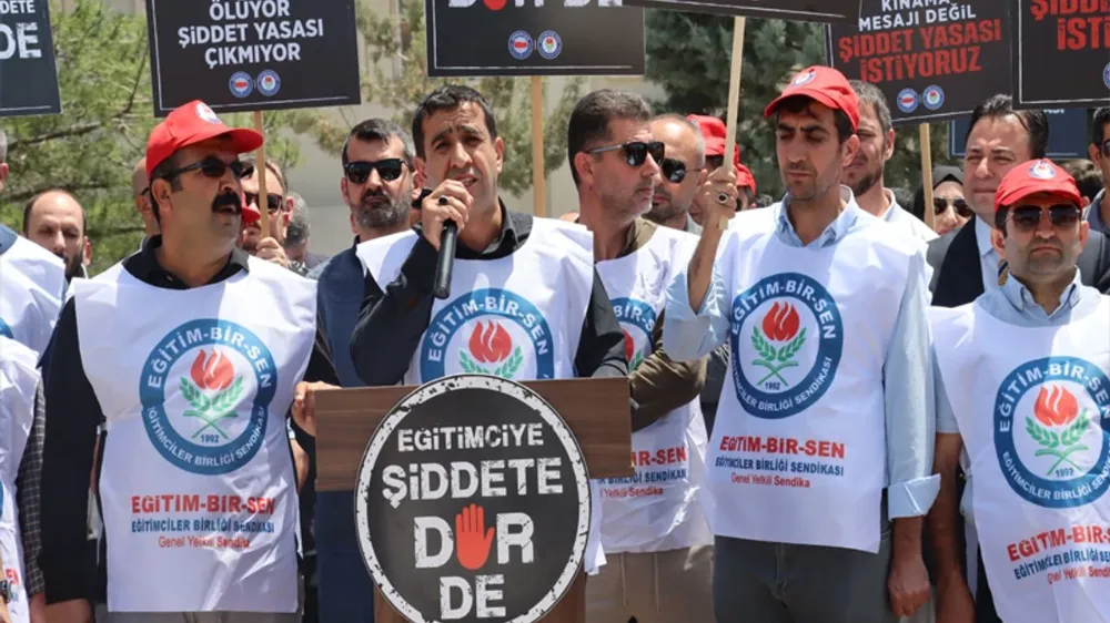 Midyat Eğitim-Bir-Sen Üyeleri , öğretmen cinayetini protesto etti