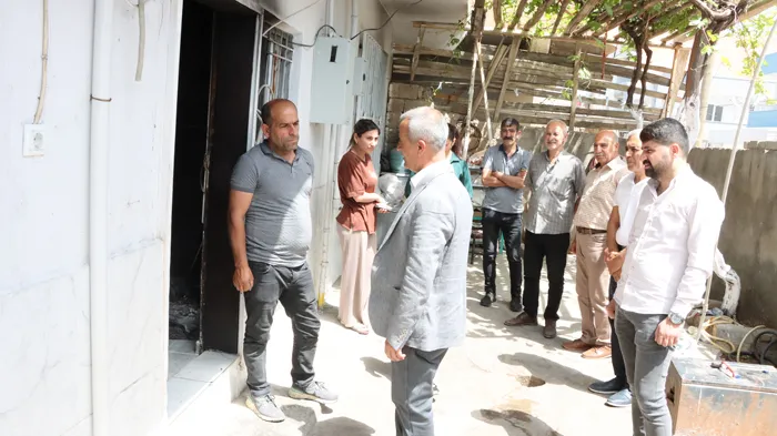 Kızıltepe Belediye Eş Başkanları Evi Yanan Aileyi Ziyaret Etti
