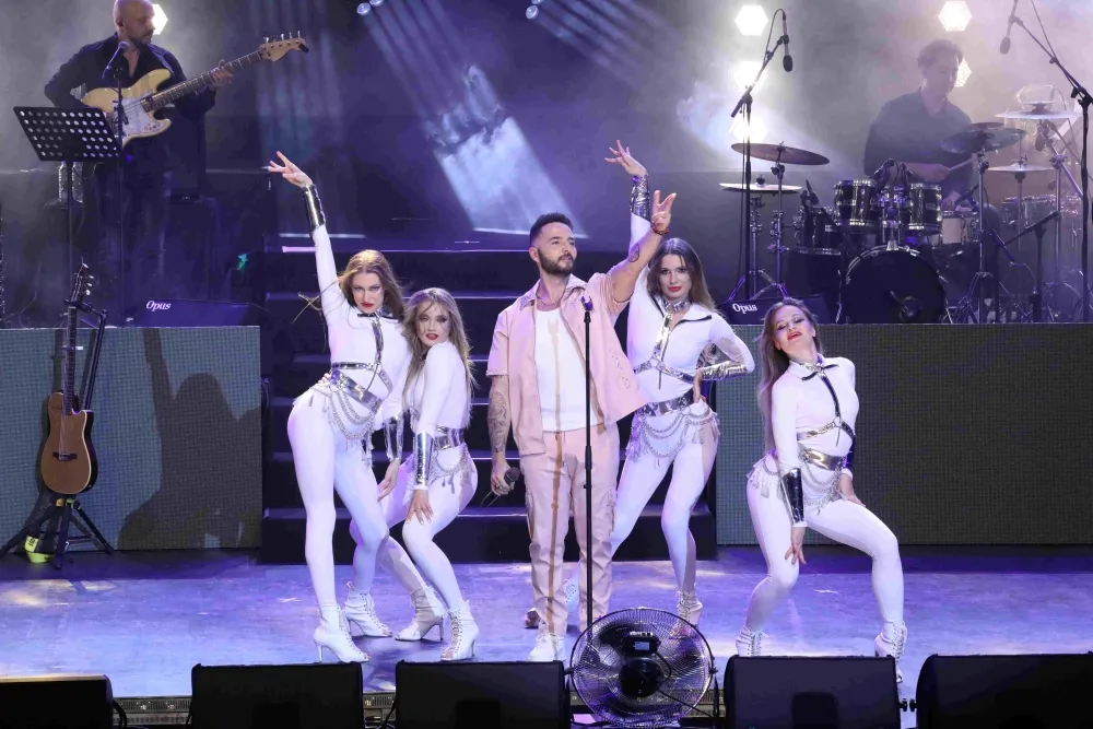 Gökhan Özen ilk Harbiye konserinde muhteşem bir şova imzasını attı.