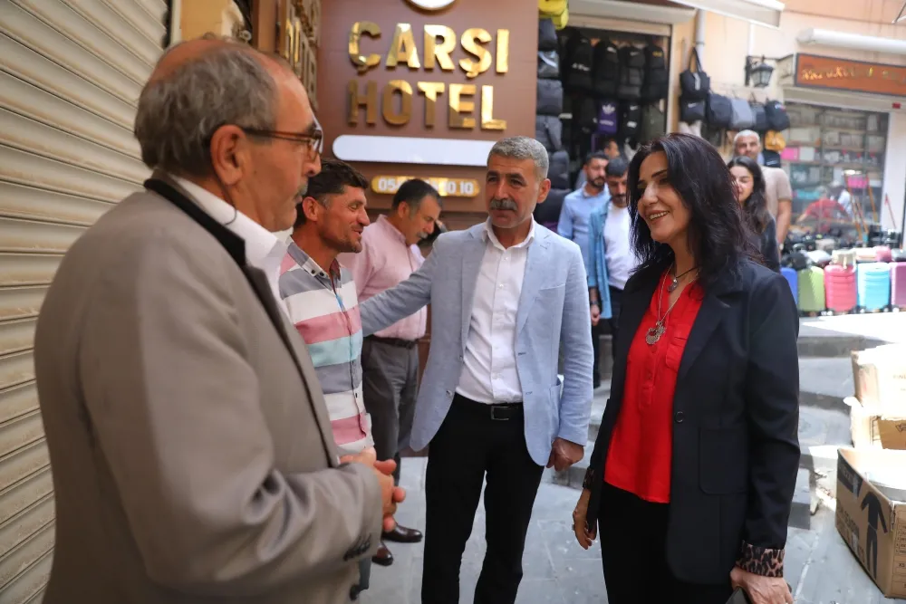 Artuklu Belediyesi Eş Başkanları  Ölker ve Amak, Esnaf Ziyaretinde Bulundu