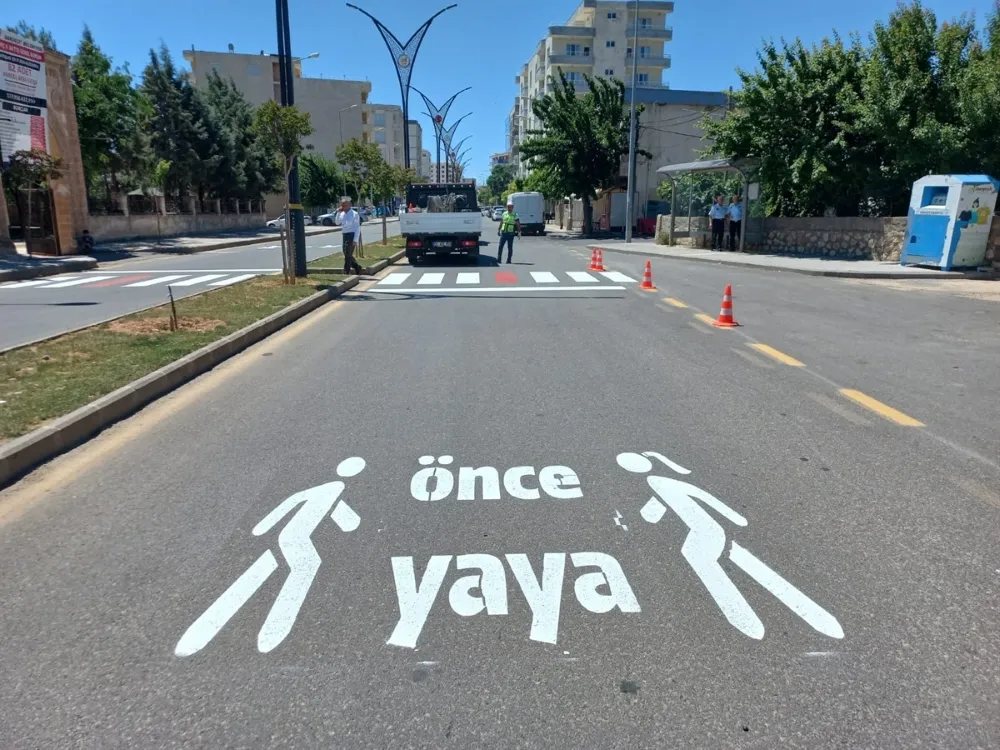 Dargeçit İlçesinde Caddelere “Önce Yaya” ve “Pêşî Peya” ikonları yazıldı