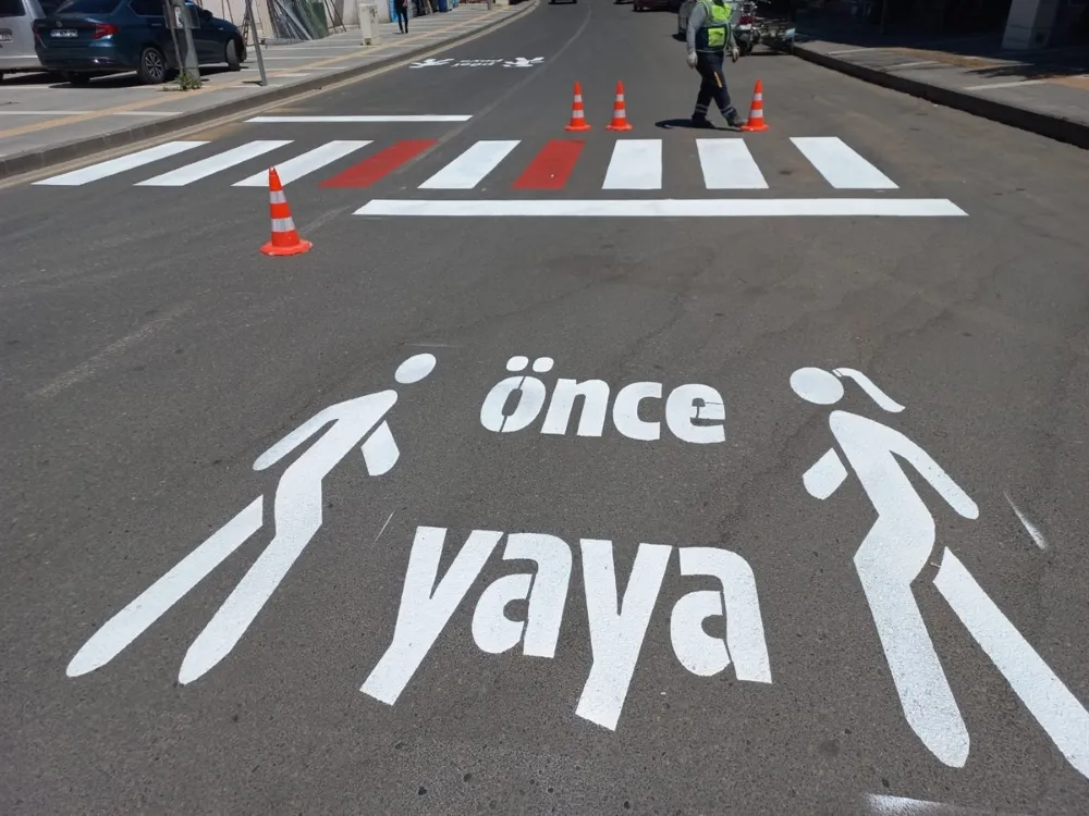 Dargeçit Caddelerine, “Önce Yaya” ve “Pêşî Peya” ikonları yazıldı