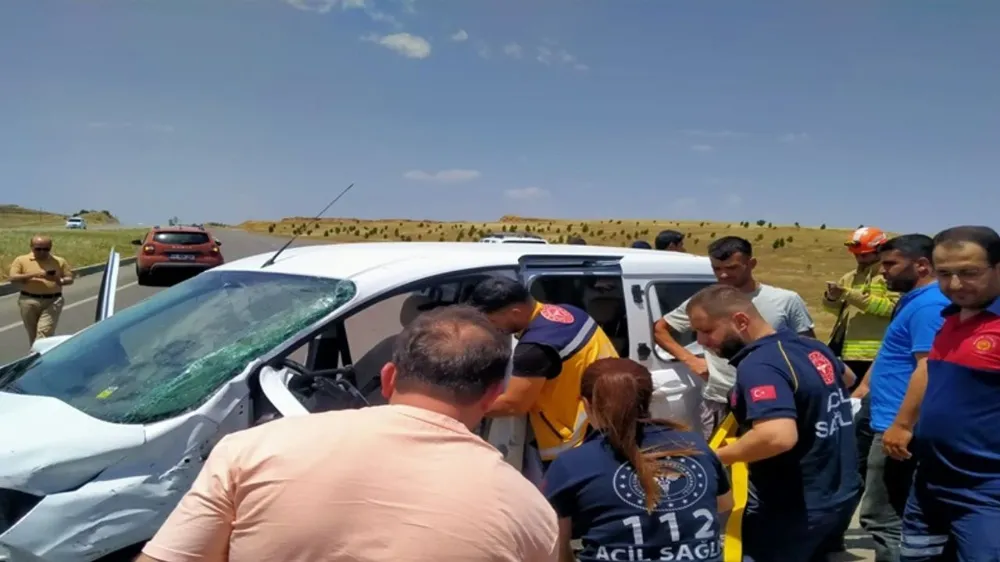 MİDYAT İLÇESİNDE KAFA KAFAYA ÇARPIŞAN  2 ARAÇTA 3 KİŞİ YARALANDI