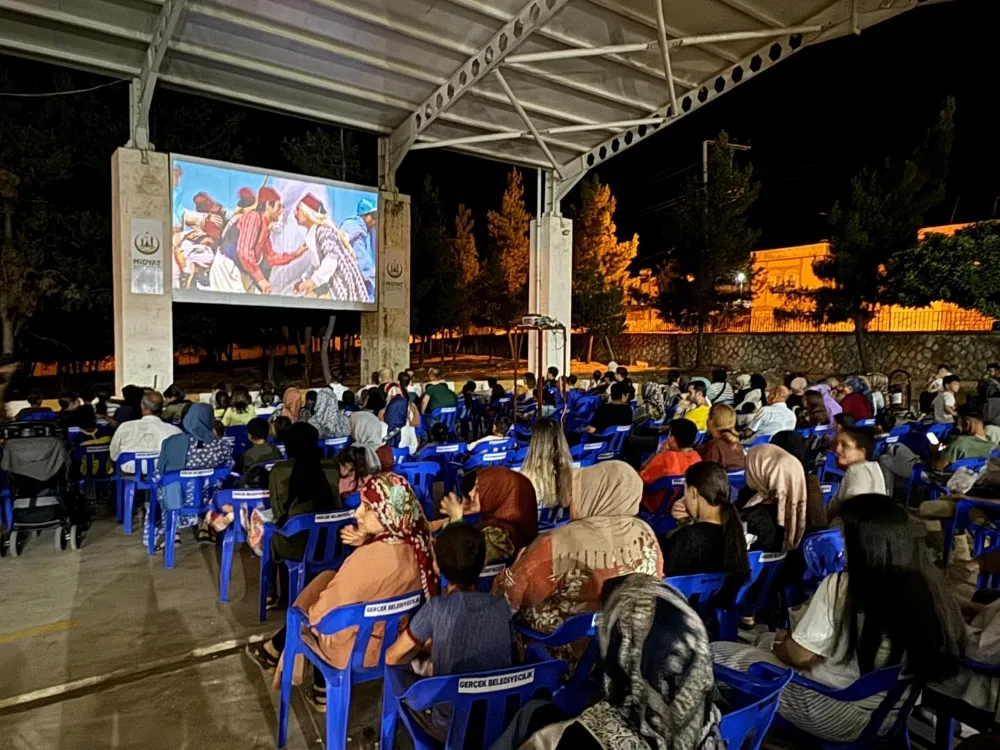 Midyat İlçesinde Açık hava sinema etkinliği devam ediyor