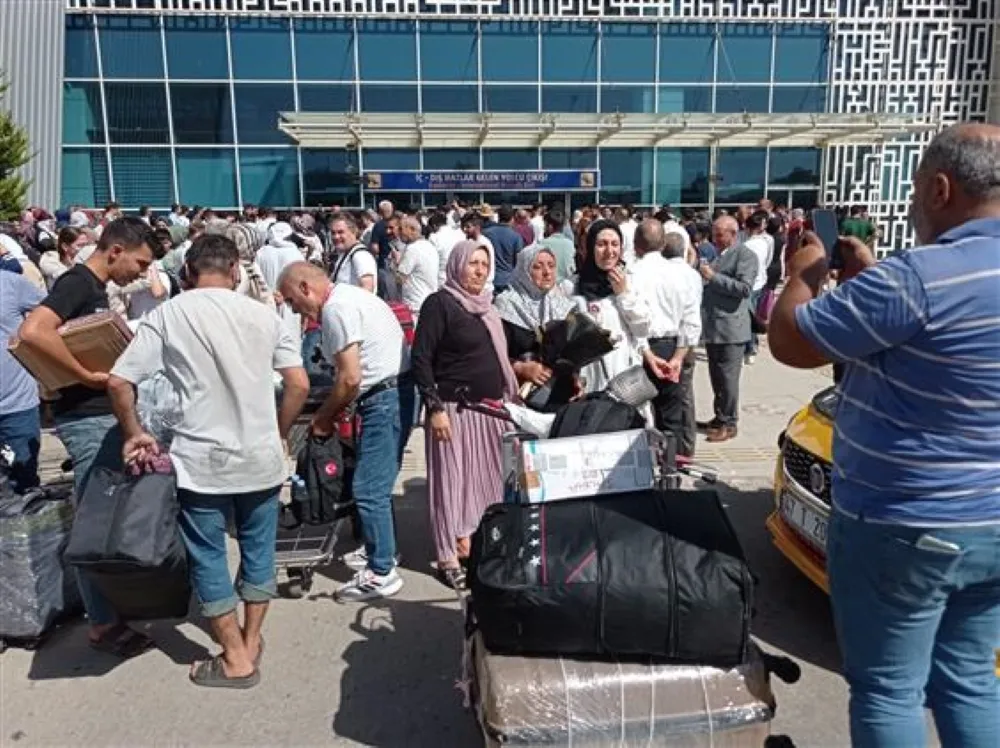 YURDA DÖNEN MARDİNLİ İLK HACI KAFİLESİ MARDİN HAVA LİMANINDA DUALARLA KARŞILANDI