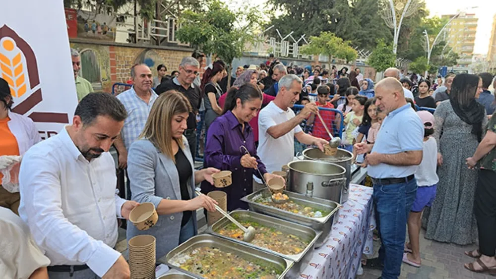 Kızıltepe Belediyesi aşure ikramında bulundu