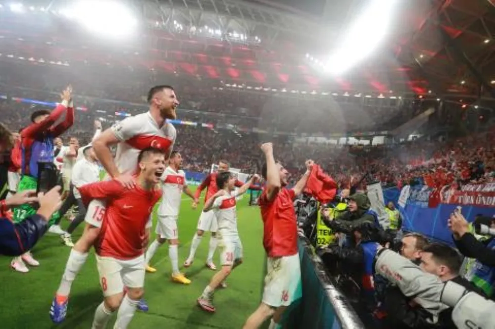 A MİLLİ FUTBOL TAKIMI  AVRUPA FUTBOL ŞAMPİYONASINDA  YARI FİNALE YÜKSELDİ