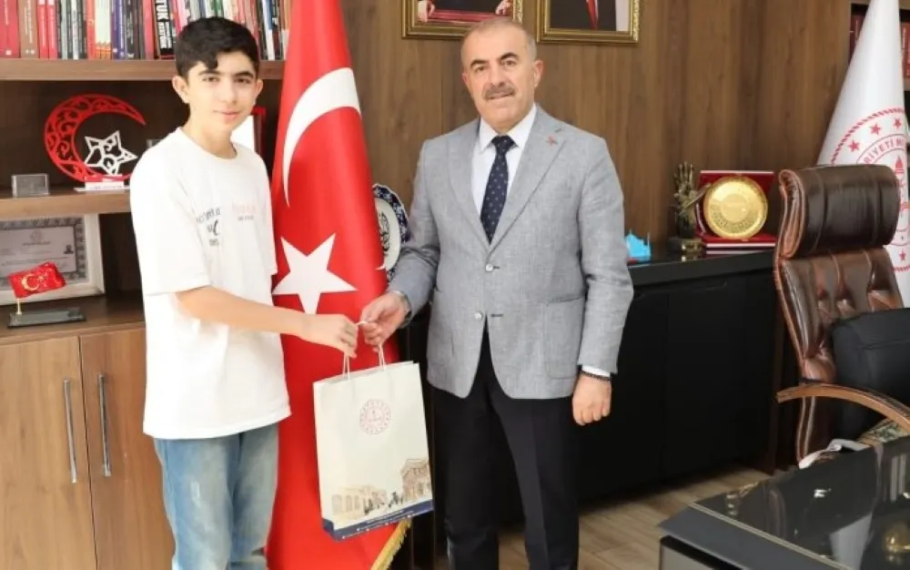 MARDİN İL MEM MURAT DEMİR LGS TÜRKİYE BİRİNCİSİ OLAN ÖĞRENCİYİ MAKAMINDA AĞIRLADI