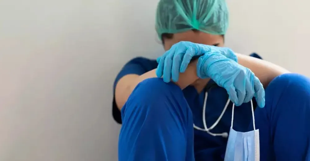 SAĞLIK ÇALIŞANLARINI MAAŞ BELİRSİZLİĞİ YORUYOR   