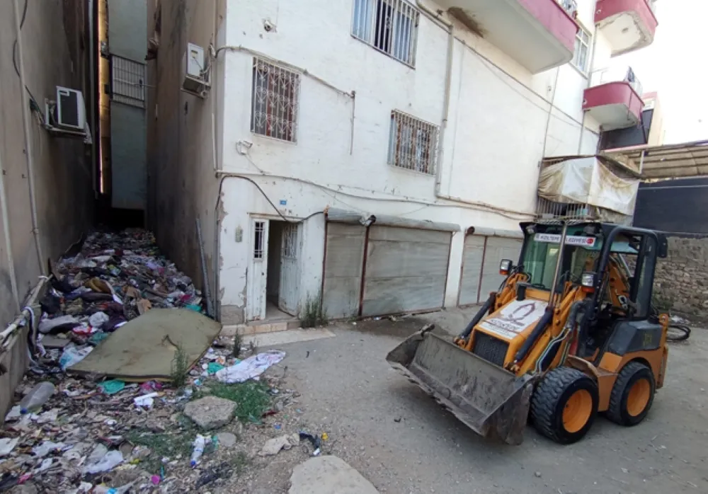 Kızıltepe ilçesinde İki apartman boşluğundan bir kamyon çöp çıktı
