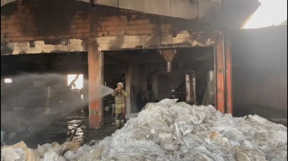  KIZILTEPE İLÇESİNDE GERİ DÖNÜŞÜM  FABRİKASINDA ÇIKAN YANGIN SÖNDÜRÜLDÜ