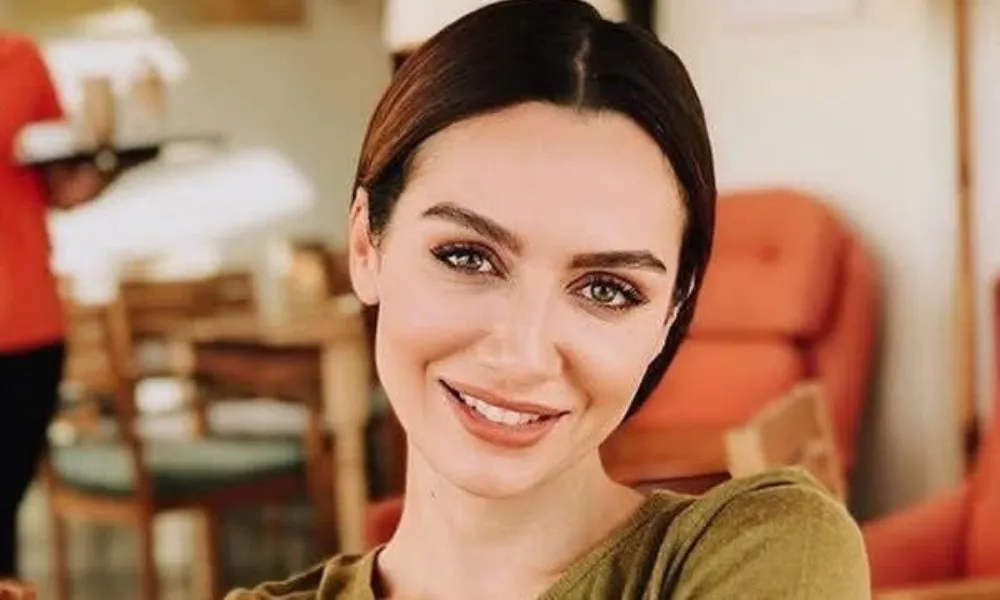 ÜNLÜ SANATÇI BİRCE AKALAY