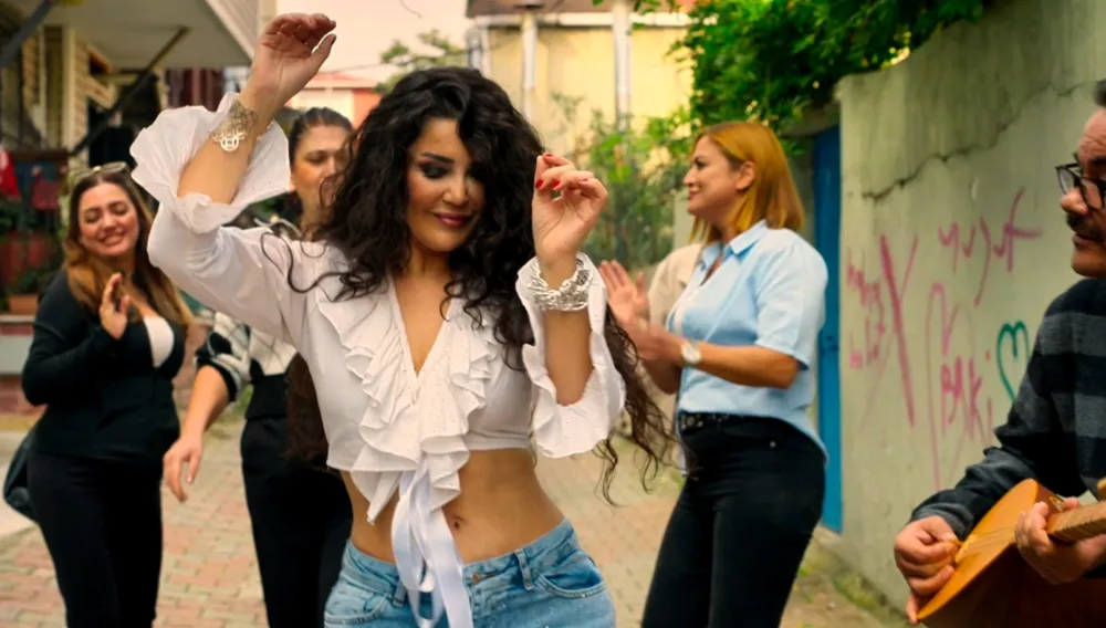 ESRA ÖZTÜRK BEN DEĞİL MÜZİK SOUNDUM DEĞİŞTİ