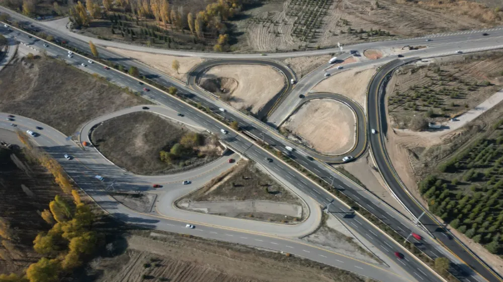 SABANCI-ANKARA BULVARI KAVŞAĞI YONCA TİPİ DÜZENLEMEYLE YENİDEN HİZMETE AÇILDI