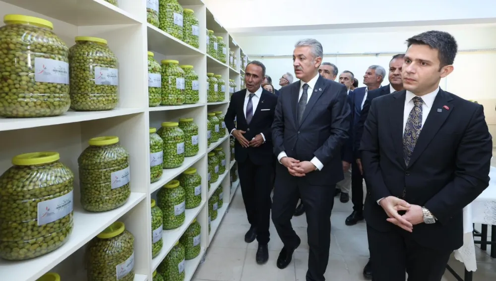 Mardin Valisi Akkoyun Derik Zeytin İşleme, Sıkma ve Sabun Üretim Atölyesini Ziyaret Etti