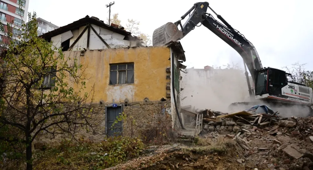 Mamak’ta Tehlike Oluşturan Üç Metruk Yapı Yıkıldı