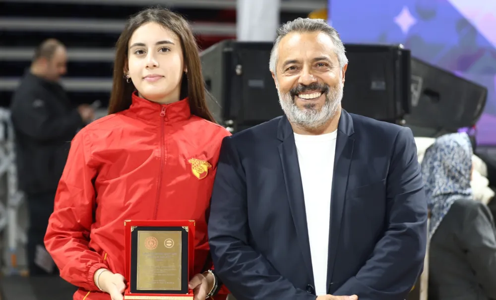Göztepe Eskrim Sporcusu Eylül Bedük, “Sporun Enleri”nde Ödüle Layık Görüldü