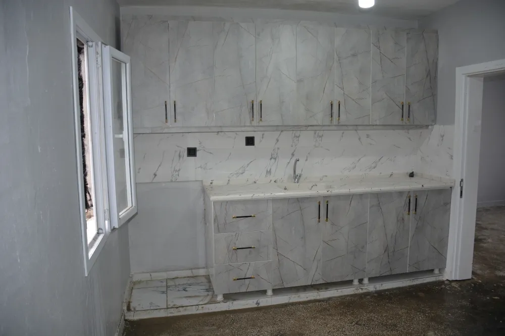 KIZILTEPE BELEDİYESİ  VATANDAŞIN YANAN EVİNİ  ONARDI