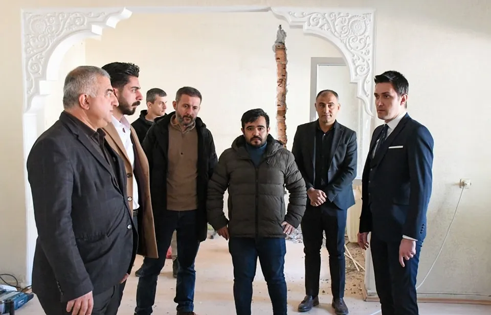 NUSAYBİN KAYMAKAMI ÇAKIR,TADİLAT YAPILAN SYDF BİNASINDA İNCELEMELERDE BULUNDU.