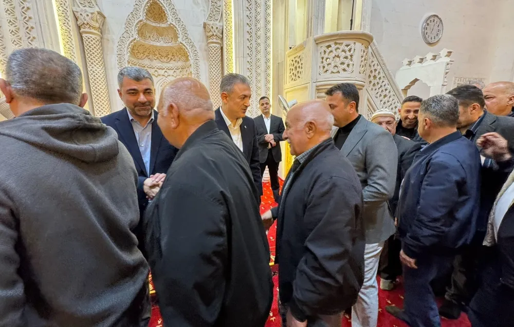 MARDİN VALİSİ TUNCAY AKKOYUN BAYRAM NAMAZI SONRASI VATANDAŞLARLA BAYRAMLAŞTI