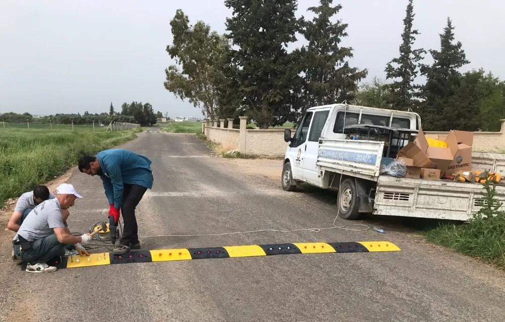 Kızıltepe İlçesinde  Dubalar, Kırsal Yollara Hız Kesiciler Yerleştirildi