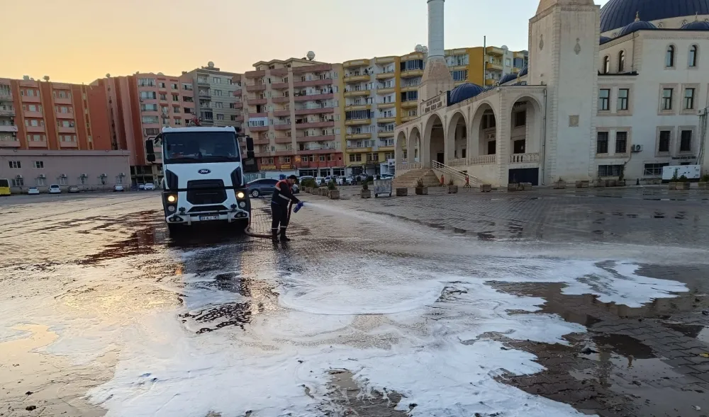 KIZILTEPE BELEDİYESİ CADDE VE SOKAKLARI YIKAYARAK TEMİZLEDİ!