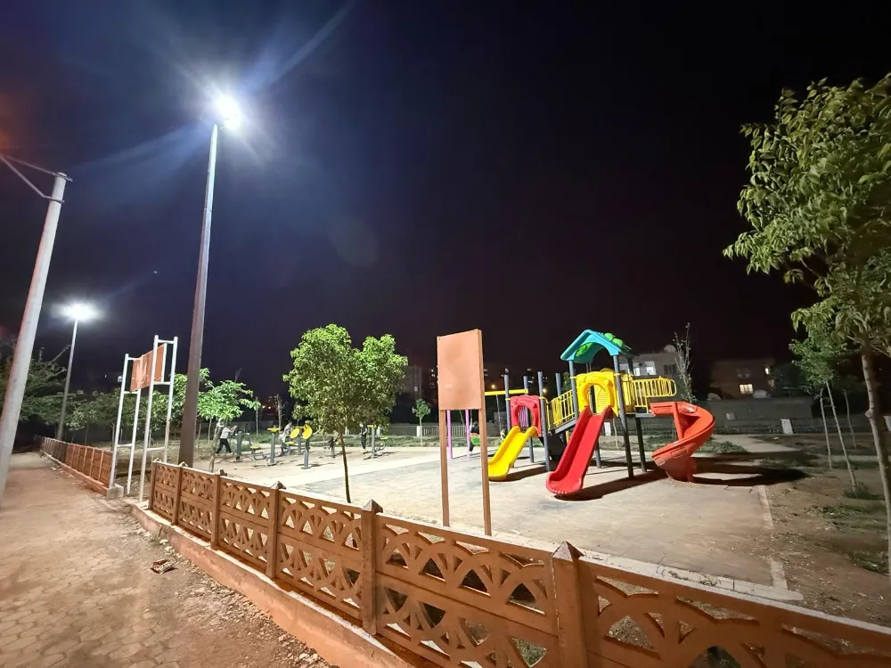 KIZILTEPE BELEDİYESİNDE PARKLARDA AYDINLATMA ÇALIŞMALARI