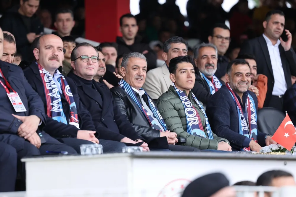 MARDİN VALİSİ TUNCAY AKKOYUN MARDİN 1969 SPOR MAÇINI SAHADA İZLEDİ