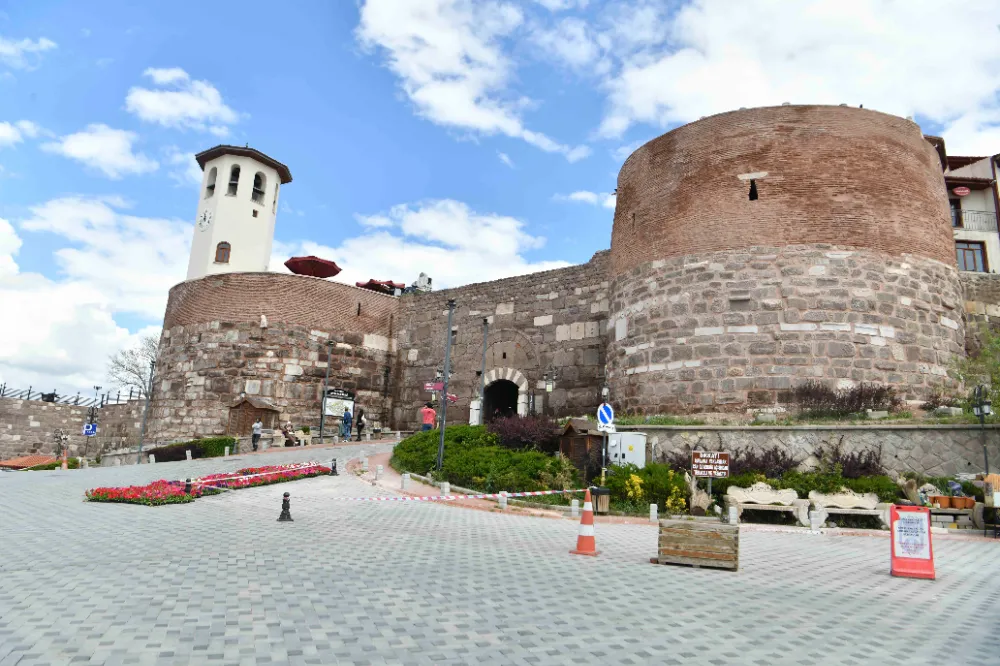 ANKARA KALESİNİN SUR DUVARLARI GÜÇLENDİRİLDİ
