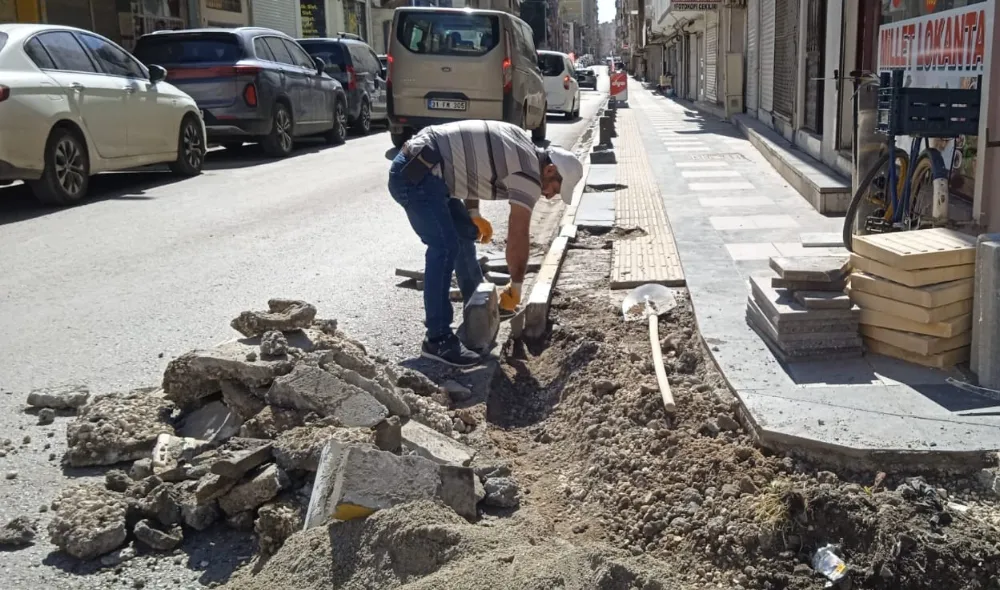 Kızıltepe Belediyesi Ekiplerinden Kaldırım Onarma Çalışması