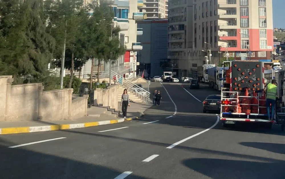 MARDİN BÜYÜKŞEHİR BELEDİYESİNDEN YOL ÇİZGİ BOYAMA ÇALIŞMASI