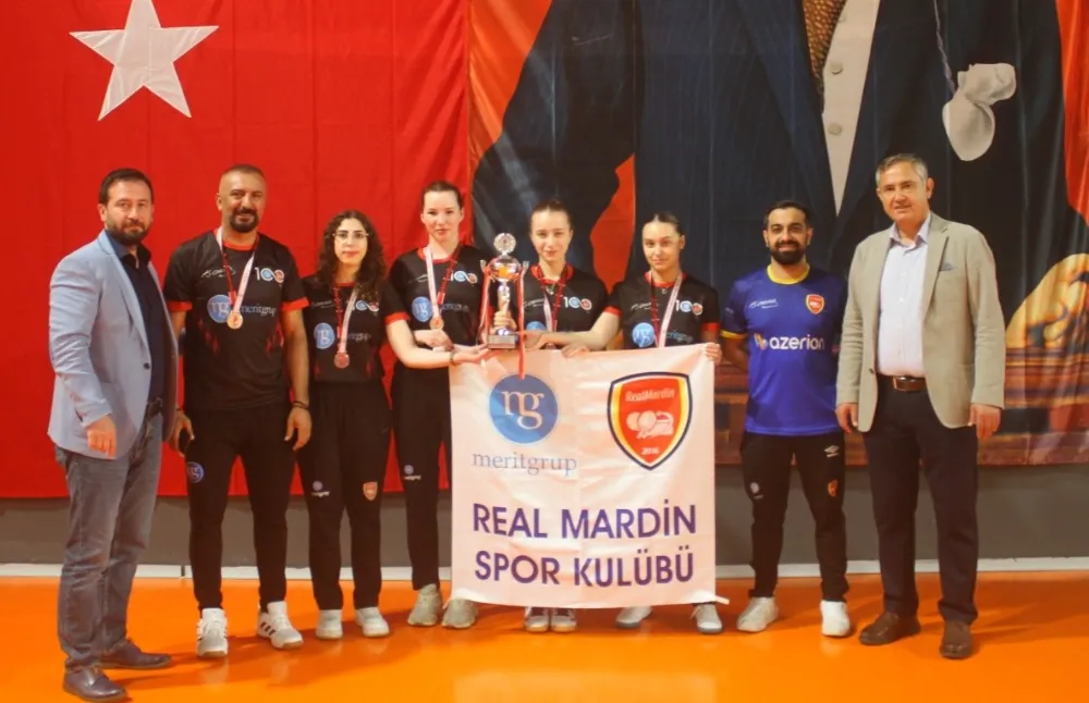 MASA TENİSİNDE MERİT GRUP REAL MARDİN RÜZGARI ESTİ 