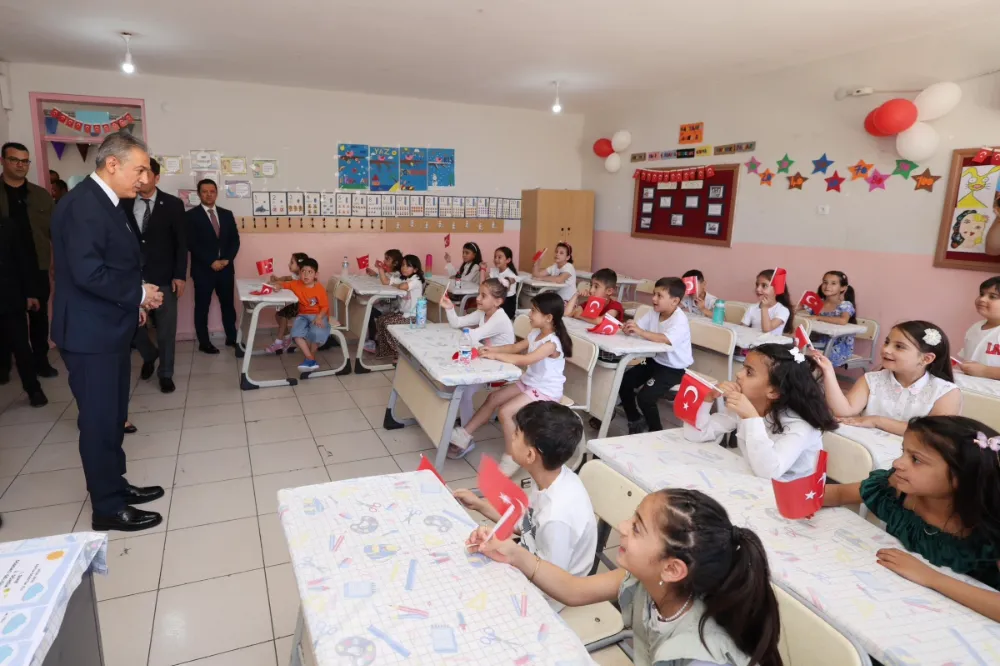 MARDİN VALİSİ TUNCAY AKKOYUN KARNE DAĞITIM TÖRENİNE KATILDI