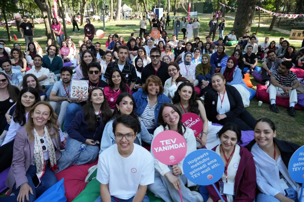 TEV  GENÇLİK BULUŞMASINDA BURSİYERLERİYLE  BİR ARAYA GELDİ