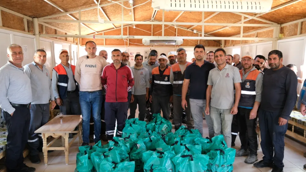 KIZILTEPE BELEDİYESİ TEMİZLİK İŞÇİLERİNİN YAZLIK İŞ KIYAFETLERİ DAĞITILDI
