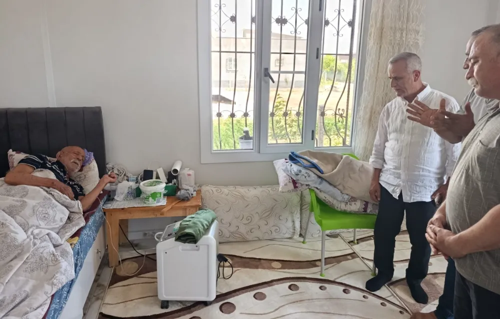 BAŞKAN ZEYNİ İPEK ELEKTİRİK KESİNTİSİ MAĞDURU HASTALARI  EVLERİNDE ZİYARET ETTİ