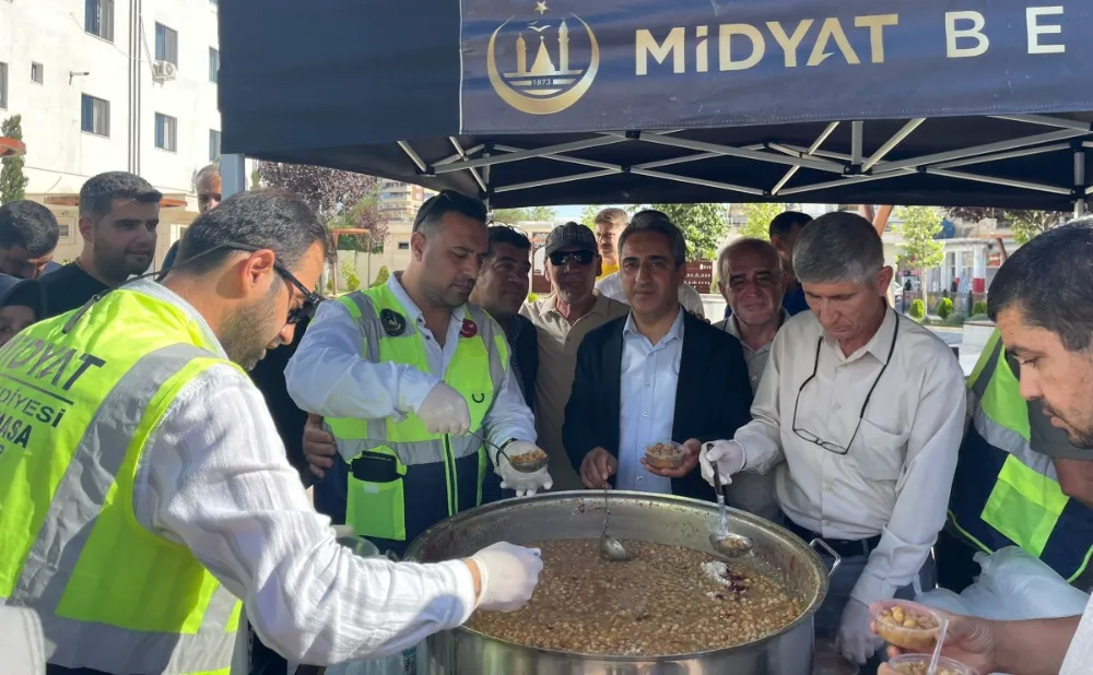 Mardin’in Midyat ilçesinde, Muharrem ayı dolayısıyla vatandaşlara aşure dağıtıldı