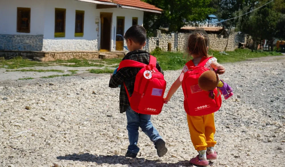 AÇEV’den okulun ilk gününde ihtiyaç sahibi çocuklara destek