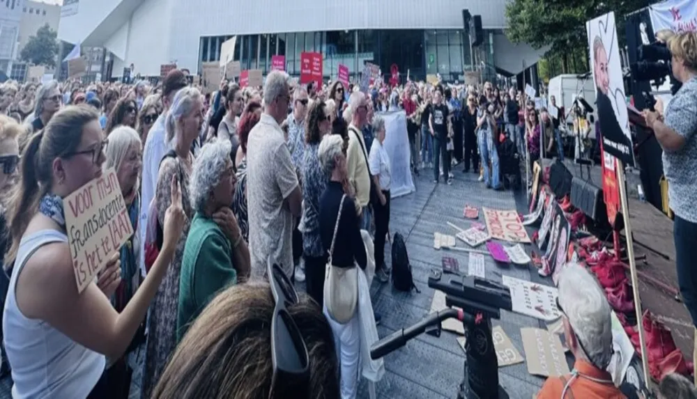 ROTTERDAM’DA KADIN CİNAYETLERİNE KARŞI TARİHİ PROTESTO YÜRÜYÜŞÜ