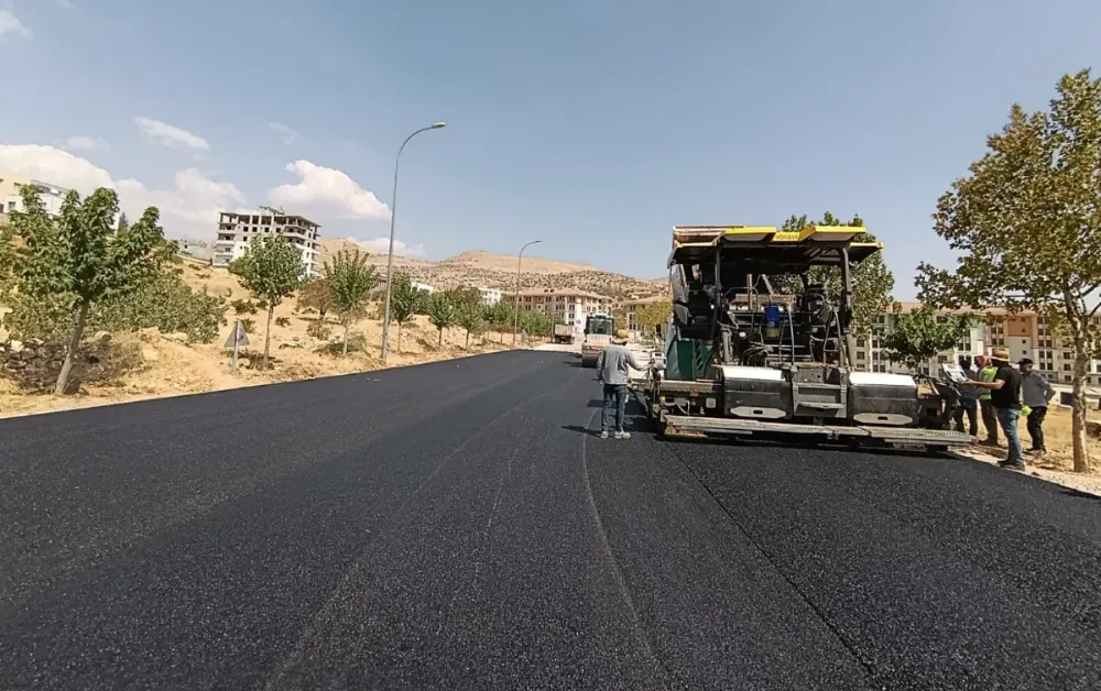 Mardin Büyükşehir Belediyesi’nden Yeşilli’de Asfalt Seferberliği